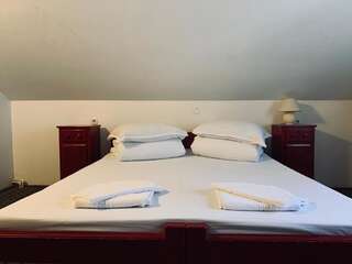 Отели типа «постель и завтрак» Székely Fogadó - Hanul Secuiesc Бэиле-Тушнад Стандартный номер с кроватью размера "queen-size"-1